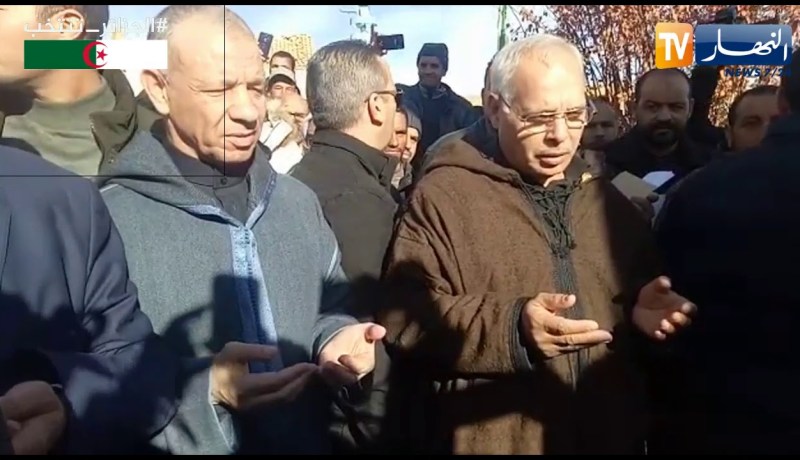 “بن قرينة” يقرأ الفاتحة في ساحة أول ماي بالبيض والمعروفة بساحة الحراك