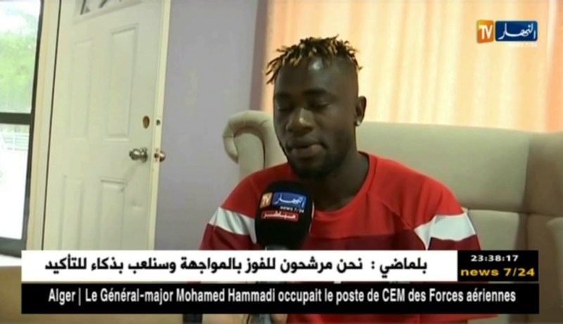 لاعب غامبيا “جالو” يوجه التحية لمدافع الخضر “محمد فارس” زميله في إيطاليا