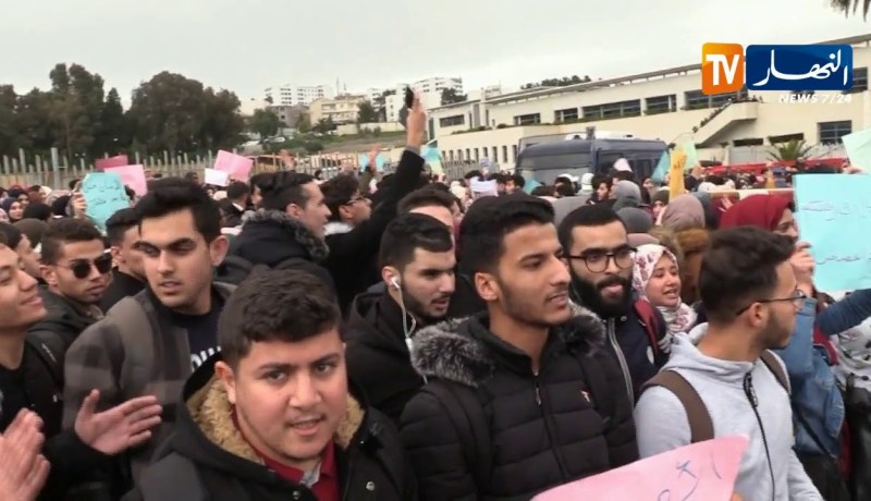 العاصمة/ طلاب كلية الطب يحتجون على جريمة مقتل الطالب “أصيل”