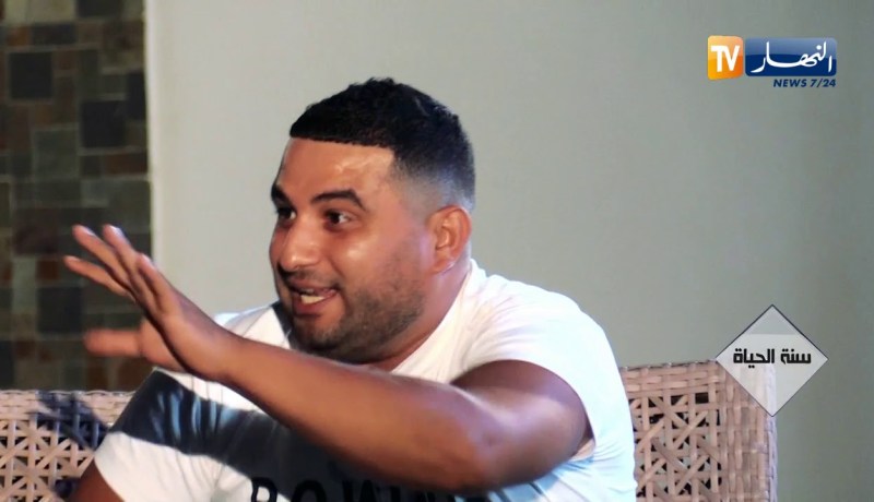 فاتح يشيد بخصال زوجته  و يشكرها على المباشر..  أنت تاج فوق راسي