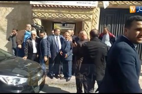 شاهد..لحظة خروج المرشح عبد العزيز بلعيد من مقر حزبه متوجها للمجلس الدستوري