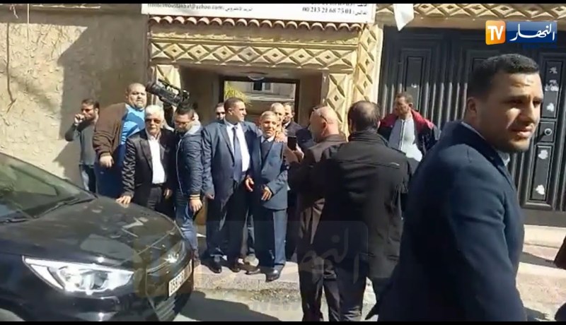 شاهد..لحظة خروج المرشح عبد العزيز بلعيد من مقر حزبه متوجها للمجلس الدستوري