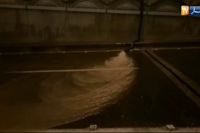 غرق سيارة داخل نفق “رويسو” بالعاصمة بعدما أن غمرته المياه والعمال يعلمون على تفريغ الطريق