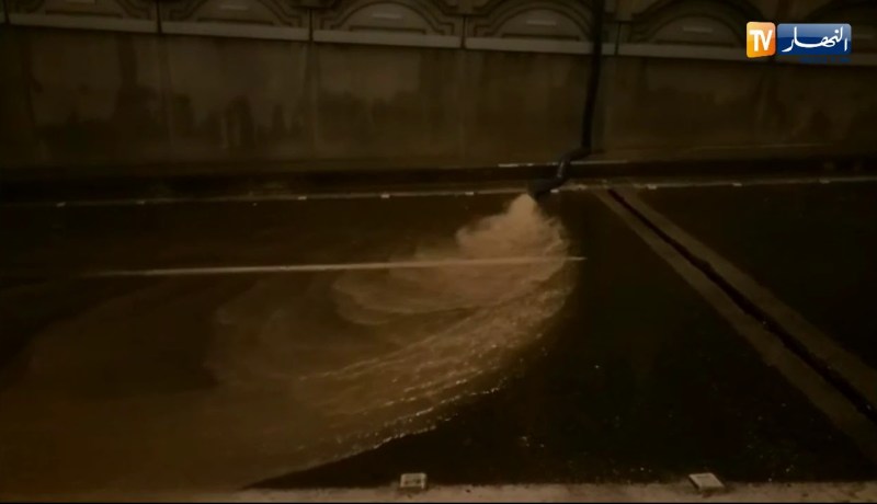 غرق سيارة داخل نفق “رويسو” بالعاصمة بعدما أن غمرته المياه والعمال يعلمون على تفريغ الطريق