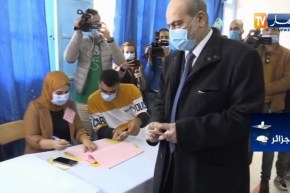 أبو جرة سلطاني وكريم يونس يدليان بصوتهما الإستفتائي حول مشروع تعديل الدستور