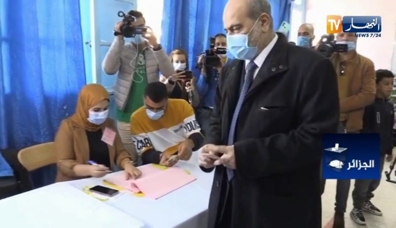 أبو جرة سلطاني وكريم يونس يدليان بصوتهما الإستفتائي حول مشروع تعديل الدستور