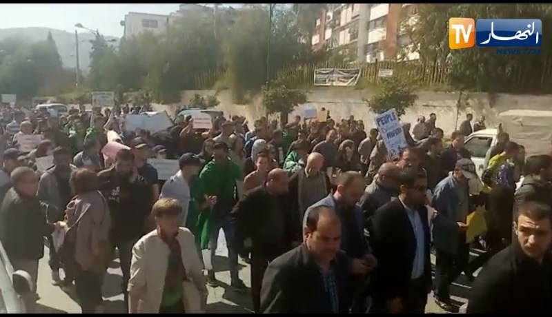 تيزي وزو: الصحفيون يخرجون في مسيرات سلمية رفضا لتأجيل الإنتخابات