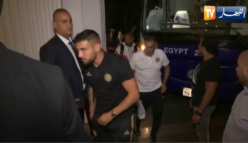 وفد المنتخب الوطني يصل إلى فندق روايال كمبنسكي بالقاهرة