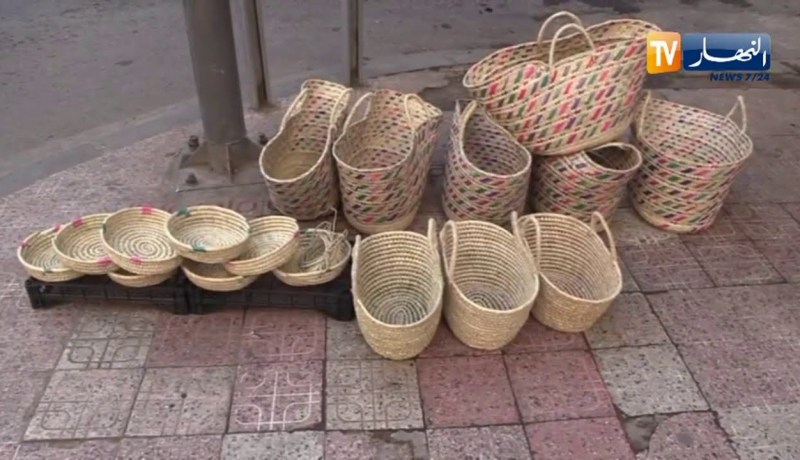 مجتمع: عمي جيلالي حرفي يبدع في صناعة سلل الحلفاء التقليدية