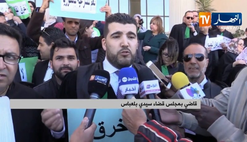 قضاة وأمناء الضبط في وقفات أمام المجالس القضائية مطالبين بإحترام الدستور