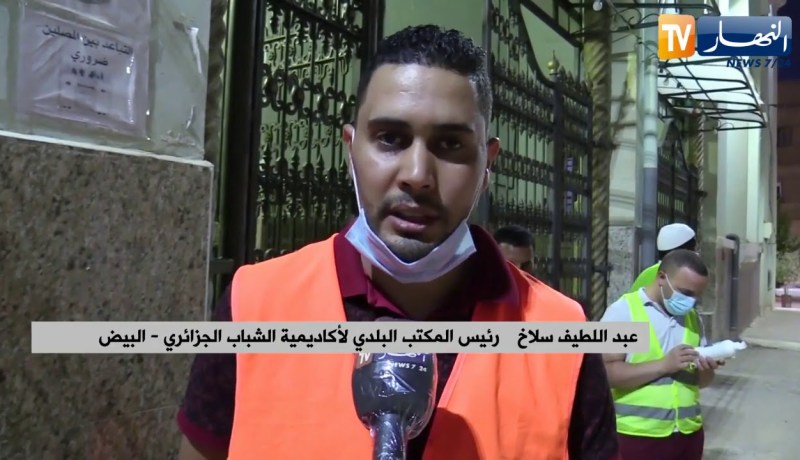 البيض: بعد الفتح التدريجي للمساجد.. شباب يتطوع لتعقيمها وتنظيم حركة المصلين