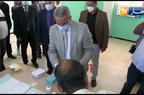 والي الطارف يؤدي واجبه الإنتخابي بمركز متوسطة عباس أحمد