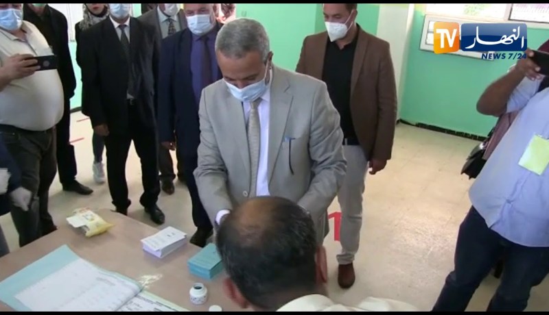 والي الطارف يؤدي واجبه الإنتخابي بمركز متوسطة عباس أحمد