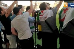لاعبي المنتخب الوطني يدخلون للتدريبات تحت تشجيع الأنصار