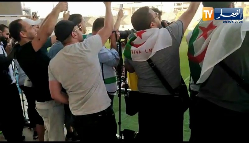 لاعبي المنتخب الوطني يدخلون للتدريبات تحت تشجيع الأنصار