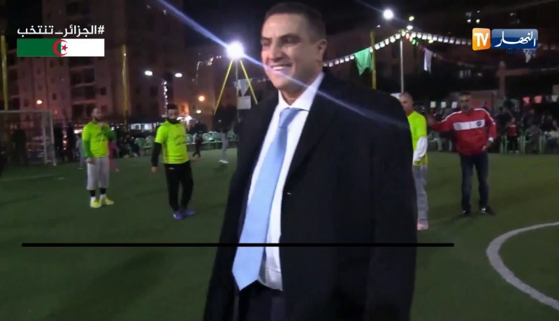 وهران/ بلعيد يحضر مباراة في كرة القدم ويكرم اللاعبين