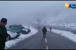 سكيكدة: الدرك الوطني يساهم في فك العزلة وتسهيل حركة المرور على الطريق الولائي رقم 7