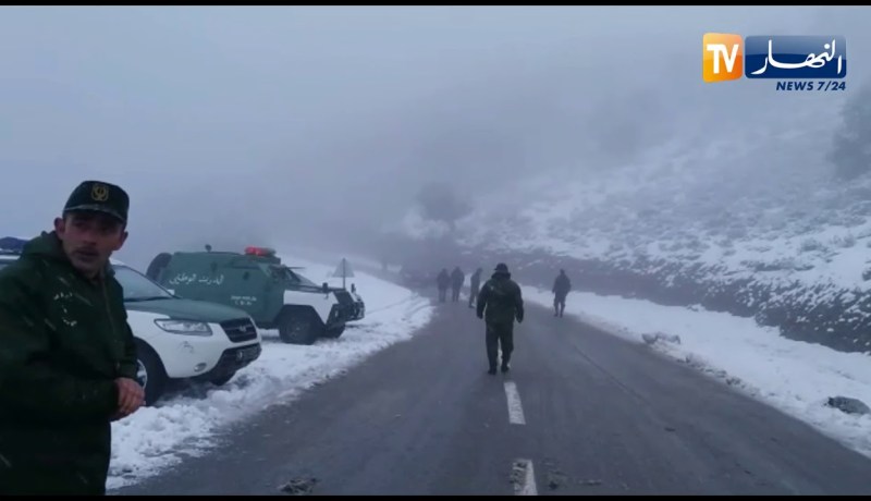 سكيكدة: الدرك الوطني يساهم في فك العزلة وتسهيل حركة المرور على الطريق الولائي رقم 7