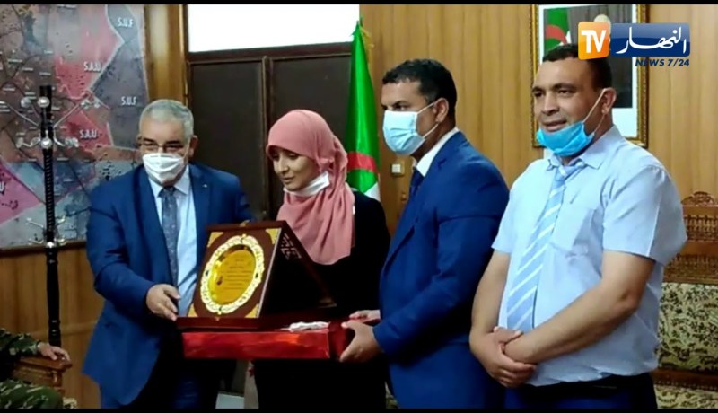 الوادي: السلطات المدنية الامنية والثورية تكرم ” رحمة عون” المتحصلة على المرتبة الثانية في البكالوريا