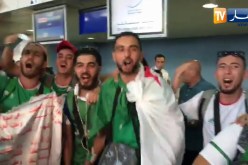 أنصار المنتخب الوطني من مطار هواري بومدين بشعار.. “نروحوا للقاهرة نجيبو الكحلوشة”