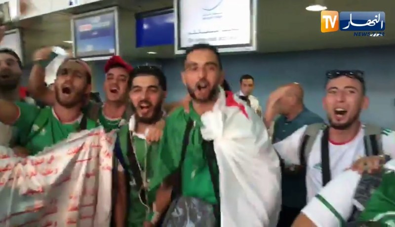 أنصار المنتخب الوطني من مطار هواري بومدين بشعار.. “نروحوا للقاهرة نجيبو الكحلوشة”