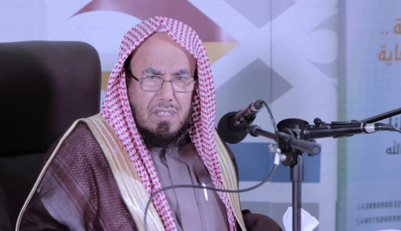 عضو هيئة كبار العلماء السعودية: العباءة غير ملزمة للنساء