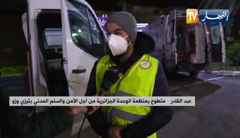 تيزي وزو:  شباب يتطوع لتقديم وجبات ساخنة لعمال المستشفيات