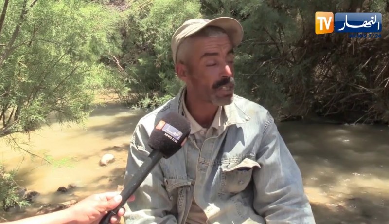 سوق أهراس: كمال فلاح يعتمد على  “الخيشة” لتبريد الماء في عز الحر