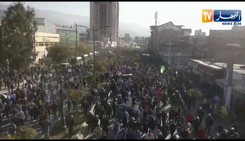 شاهد كيف حي المتظاهرون بالبليدة قناة النهار.. يعطيكم الصحة