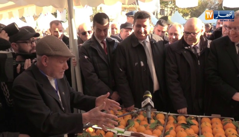 وزير الفلاحة يستمع لشكاوي فلاح ويخاطبه..”أغرس الشجر وخاطيك الباقي”