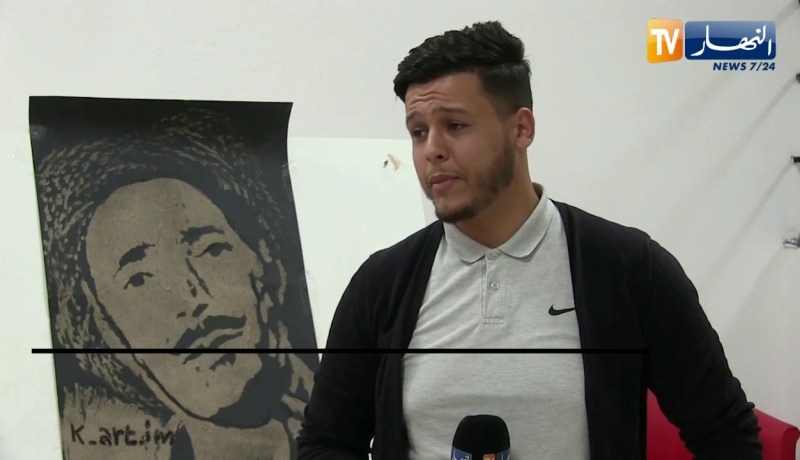 فن: كريم.. أنامل شاب تحول حبات الرمل إلى لوحات فنية ساحرة