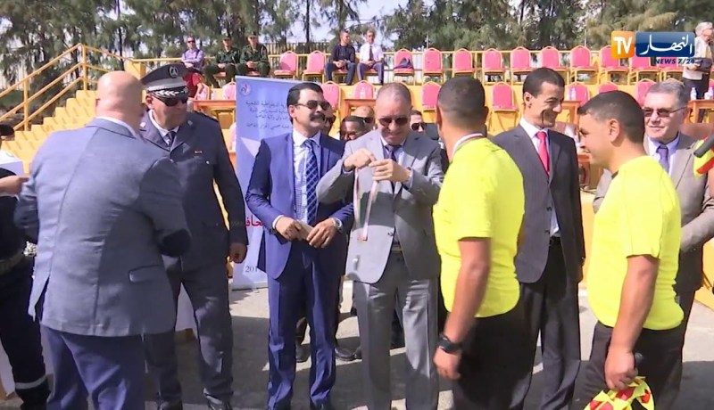 والي العاصمة يحضر مباراة كرة قدم بين الصحفيين ويكرم الفائزين