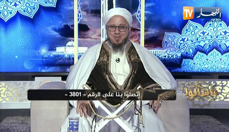 فاسألوا: حكم تقبيل يد الوالدين والعلماء وكبار السن ؟