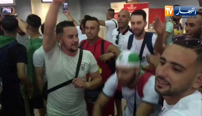 أنصار الخضر يصنعون الحدث من مطار هواري بومدين قبل السفر إلى القاهرة