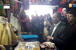 شاهد..ميهوبي يتجول في سوق الطوارق بإليزي ويستمع لإنشغالات التجار