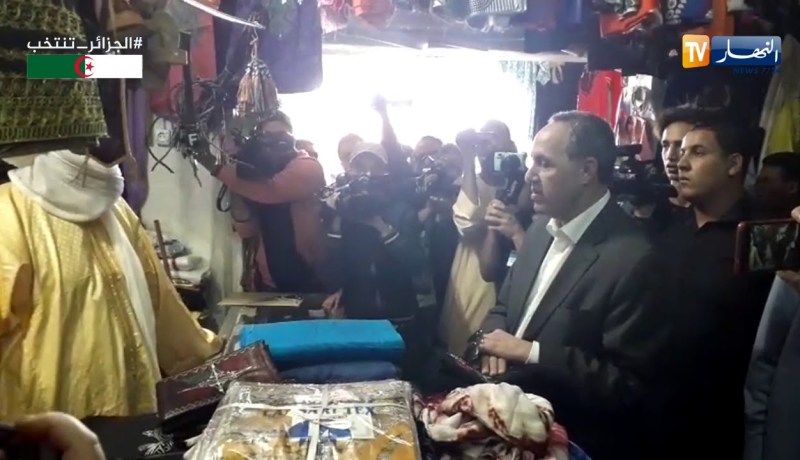 شاهد..ميهوبي يتجول في سوق الطوارق بإليزي ويستمع لإنشغالات التجار