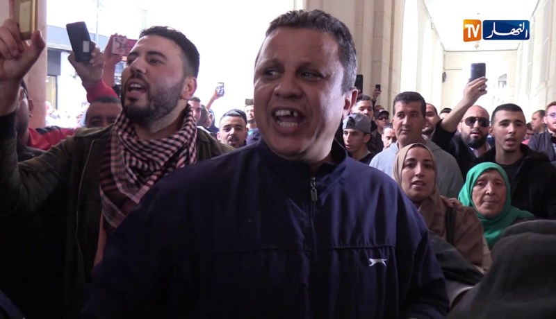 بعدما كان الأمر مرفوضا.. وسائل إعلام ومواطنون ينقلون أجواء محاكمة المتهمين