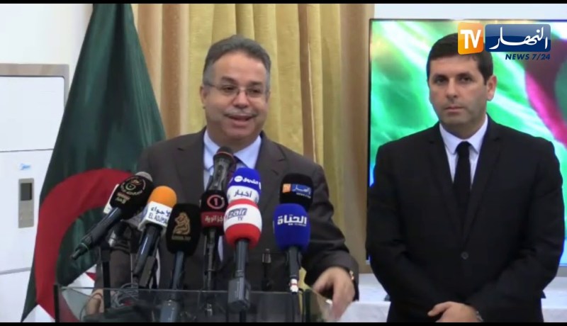 طمار يسلم أول عقد موثق لسكن LPP لمغترب بوهران