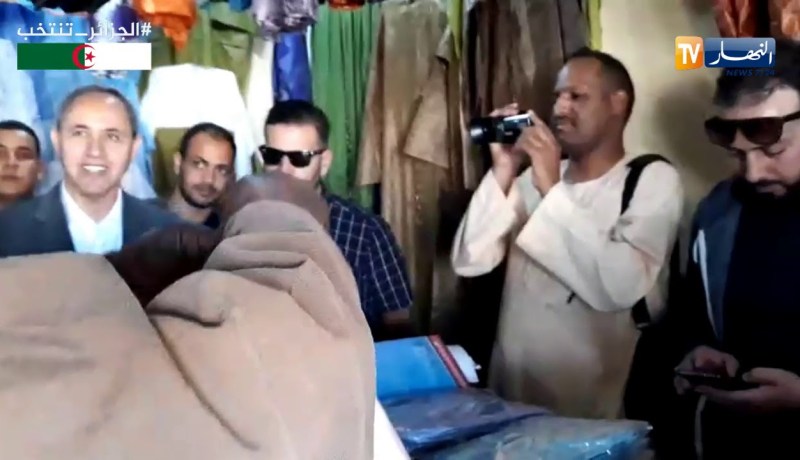 ميهوبي يتجول في محلات سوق الطوارق بإليزي ويتعرف لمختلف المبيعات التقليدية