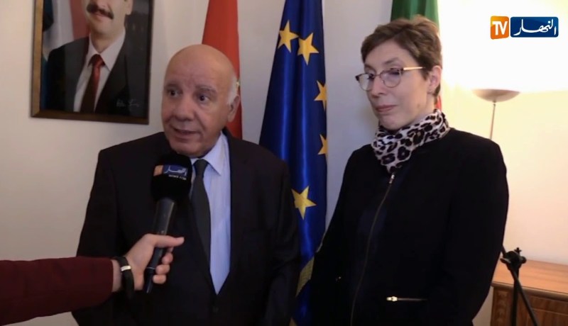 سفارة المجر بالجزائر تقلد “رشيد بن عيسى” و”مصطفى بيراف” وسامين