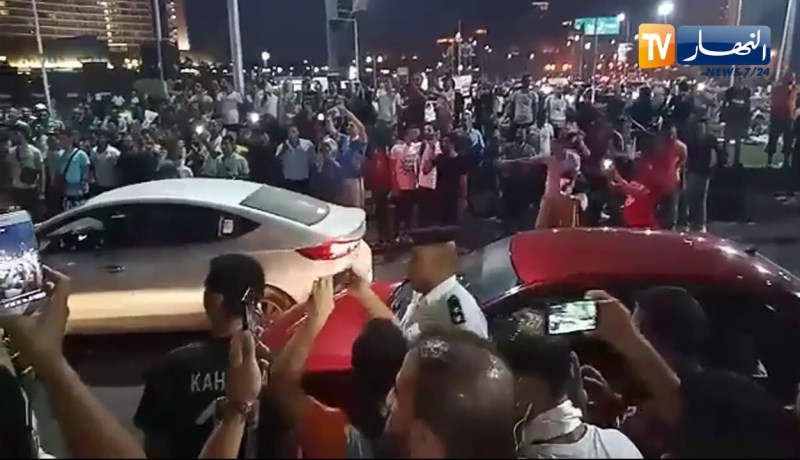 إحتفالات الأنصار في ميدان التحرير قبل تدخل الأمن الذي اعتقل عددا من المناصرين ثم أطلق سراحهم