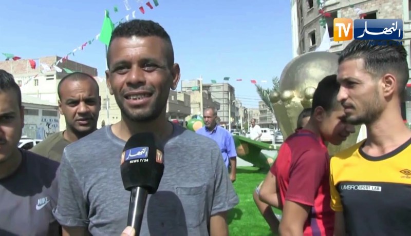 بسكرة: أبناء الزيبان يصنعون مجسما للكأس و الطائرة العسكرية