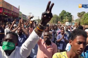 السودان: الجيش يستولي على التلفزيون الرسمي وينشر مدرعاته في العاصمة