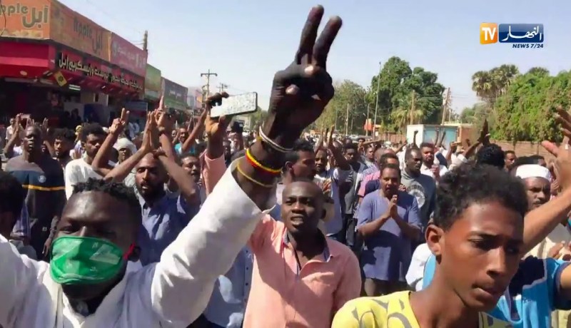 السودان: الجيش يستولي على التلفزيون الرسمي وينشر مدرعاته في العاصمة