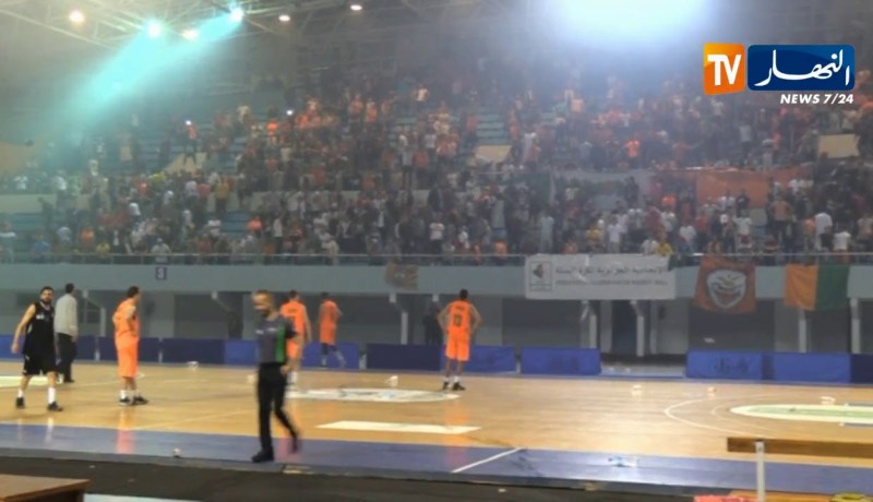 توقف مباراة بوفاريك ونادي سطاوالي لكرة السلة بسبب أعمال الشغب