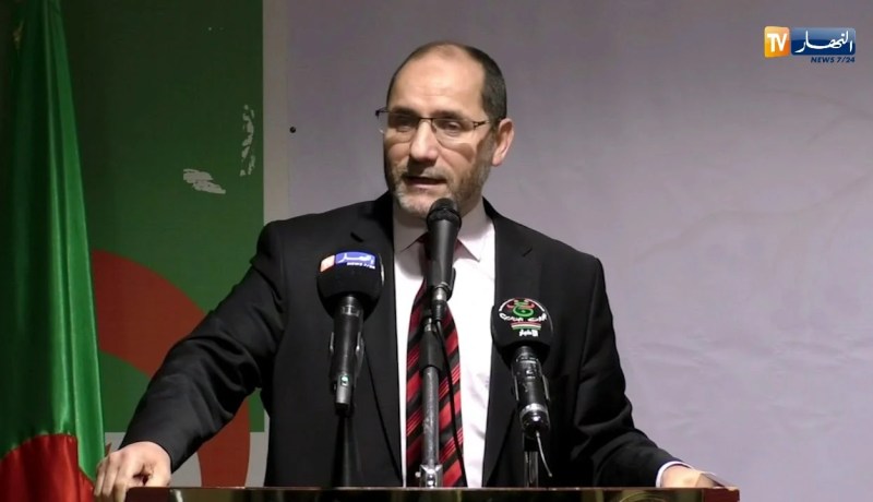 عبد الرزاق مقري يتغنى بزوجته بمناسبة عيد المرأة