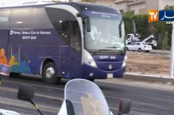 لاعبو المنتخب الوطني يصلون إلى ملعب بيتروسبورت من أجل إجراء حصة تدريبية