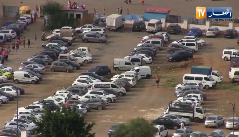 بجاية : توافد كبير للمصطافين بـ تيشي الساحلية