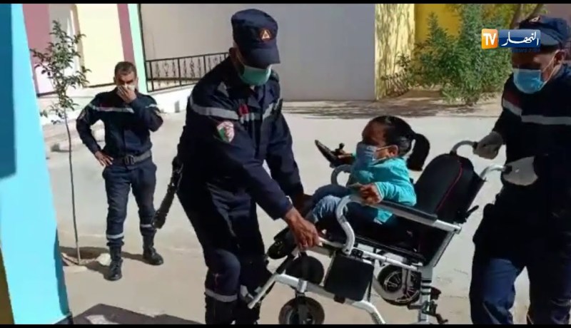 النعامة: أعوان الحماية المدنية يساعدون مواطنة من ذوي الاحتياجات الخاصة ببلدية العين بن خليل