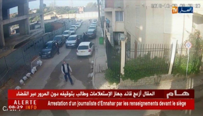 فرقة من المخابرات تعتقل صحفي النهار بهمجية أمام مقر المجمع دون أمر قضائي